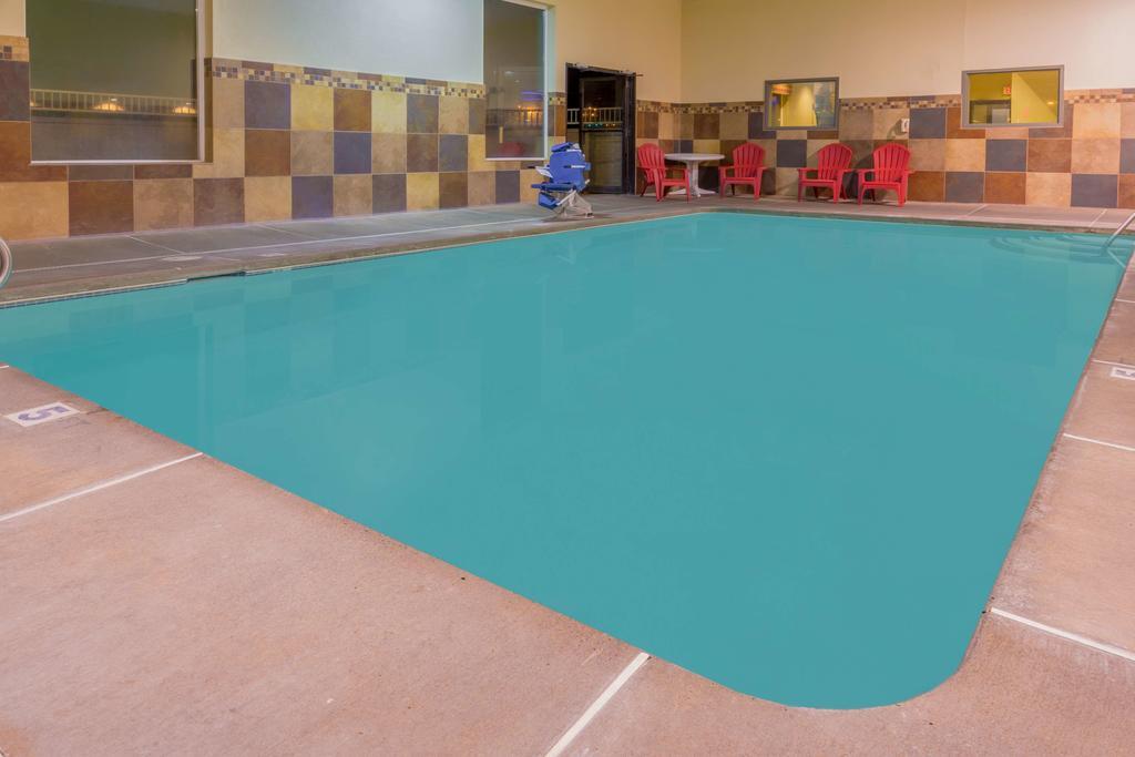 Super 8 by Wyndham Woodburn