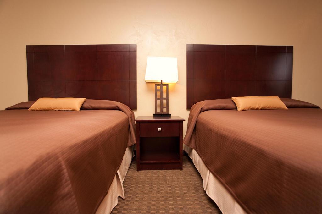 Super 8 by Wyndham Woodburn