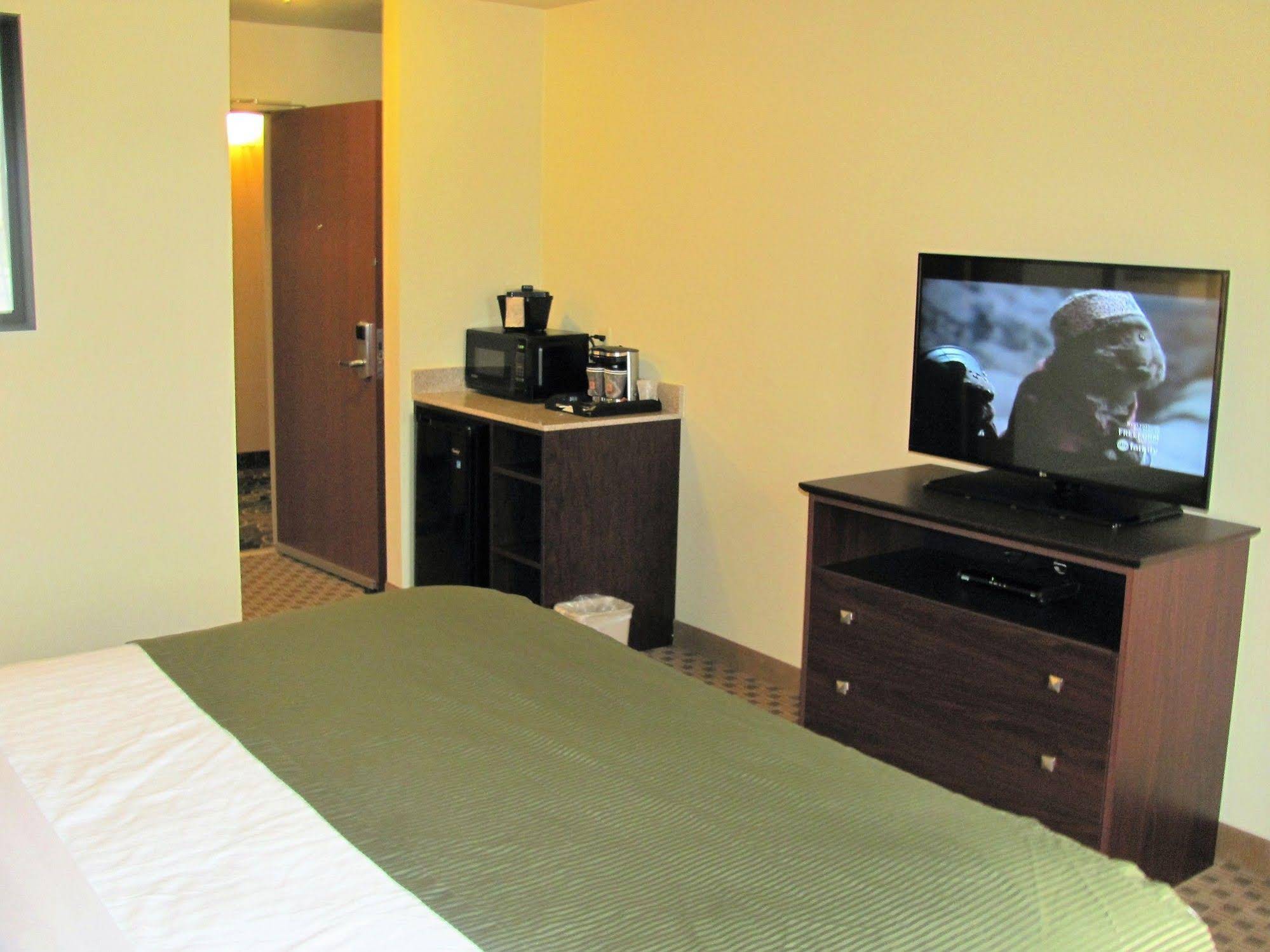 Cobblestone Inn & Suites  Ambridge