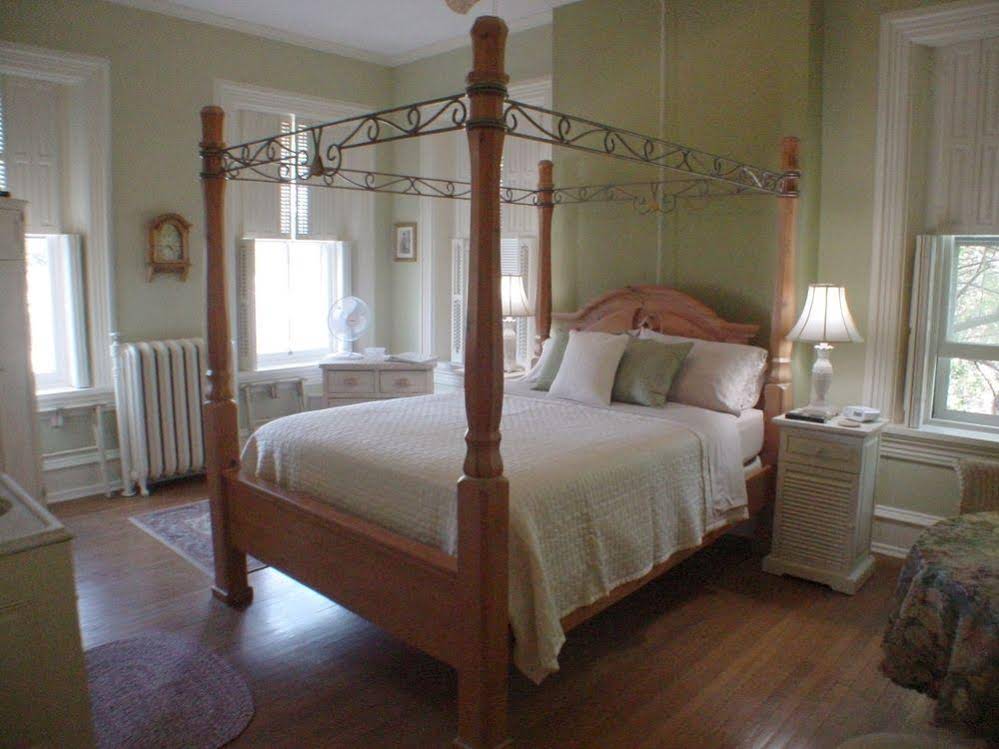 Lovelace Manor Bed & Breakfast