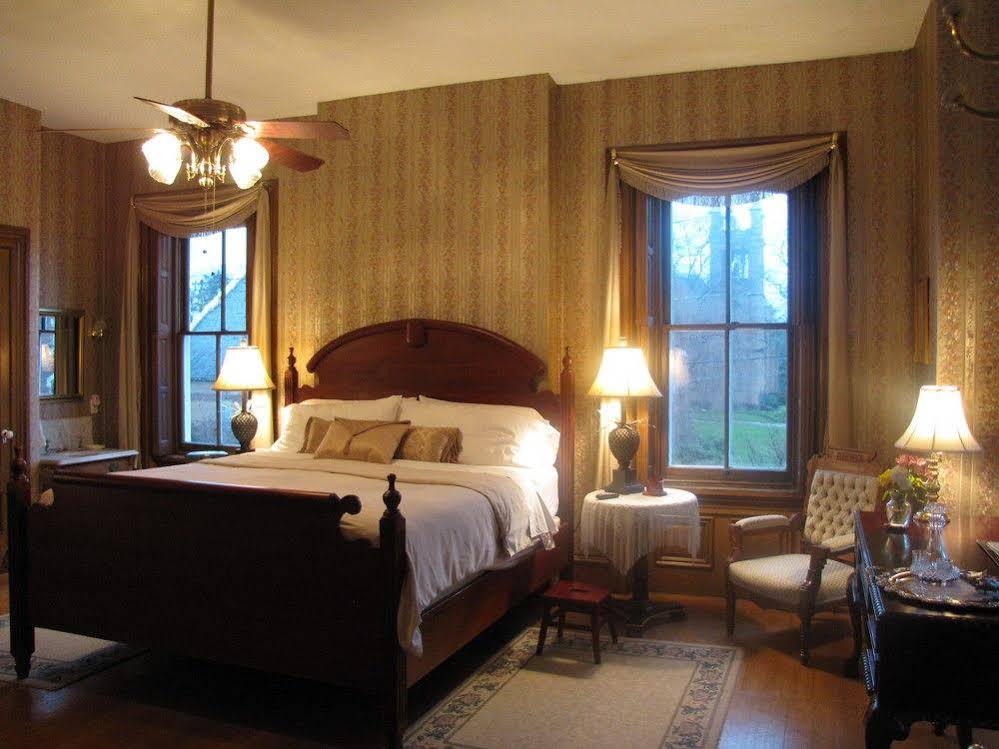 Lovelace Manor Bed & Breakfast