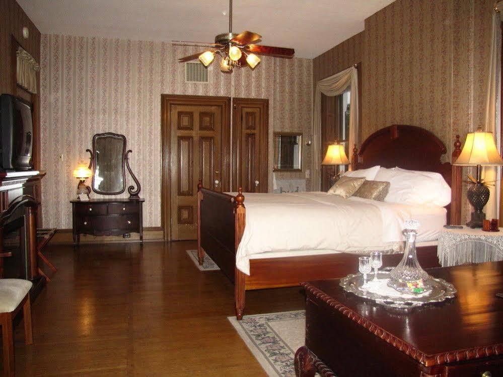 Lovelace Manor Bed & Breakfast