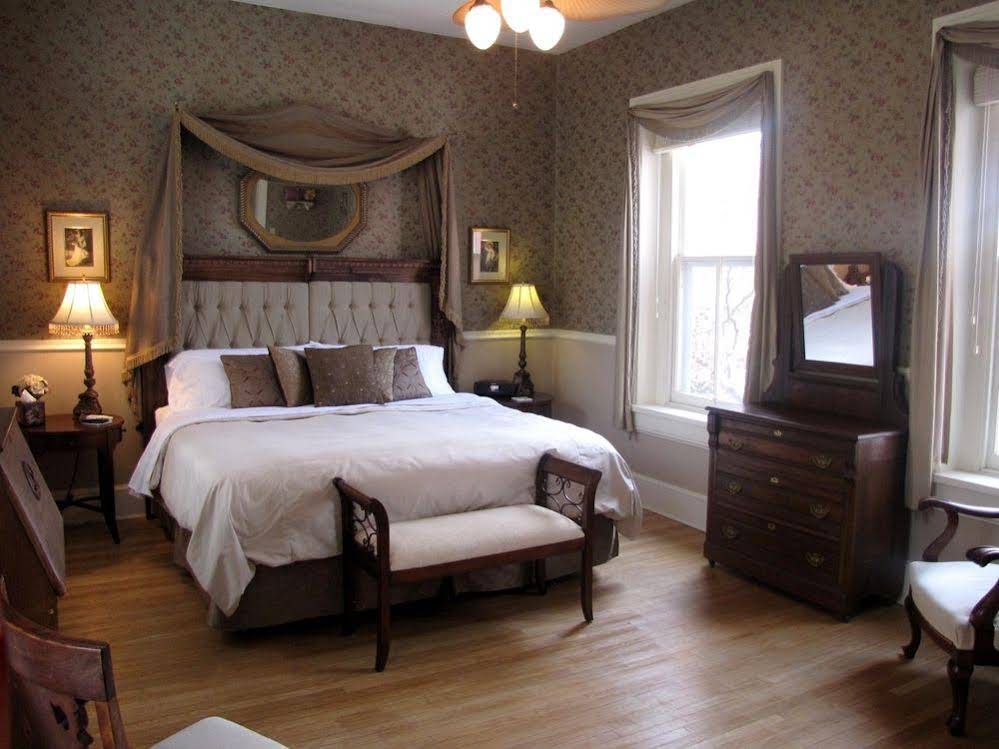 Lovelace Manor Bed & Breakfast