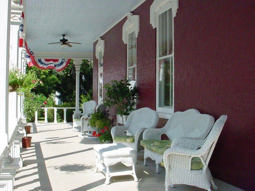 Lovelace Manor Bed & Breakfast