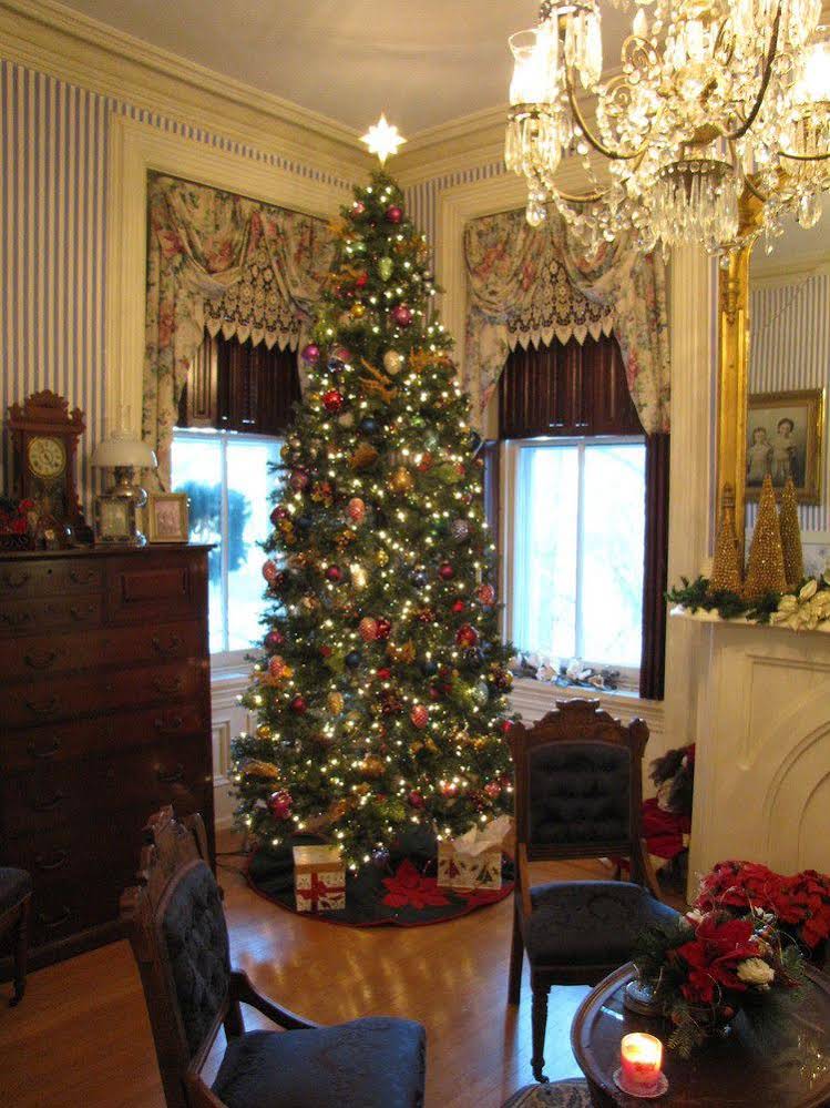 Lovelace Manor Bed & Breakfast