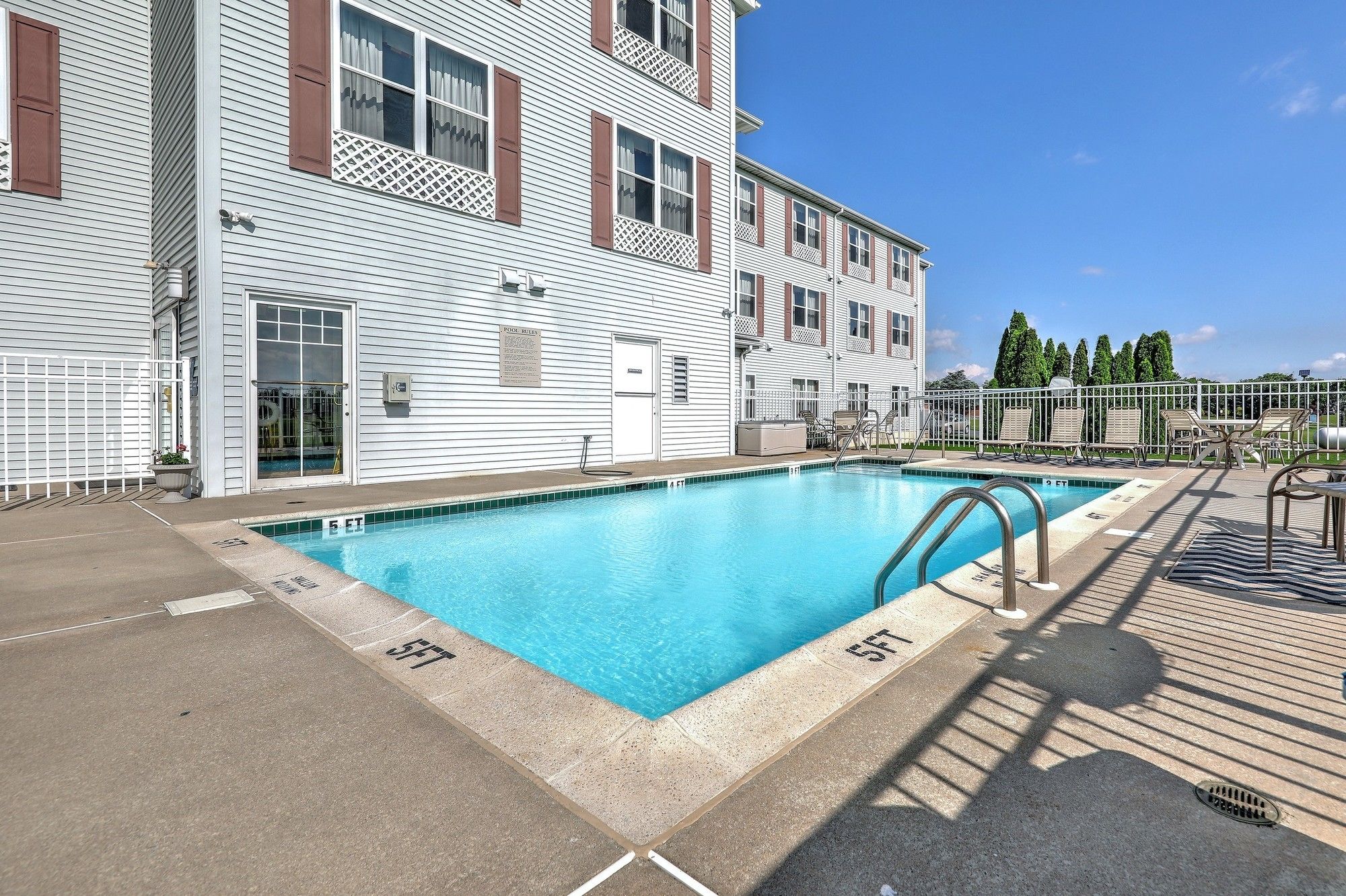 Lancaster Inn & Suites