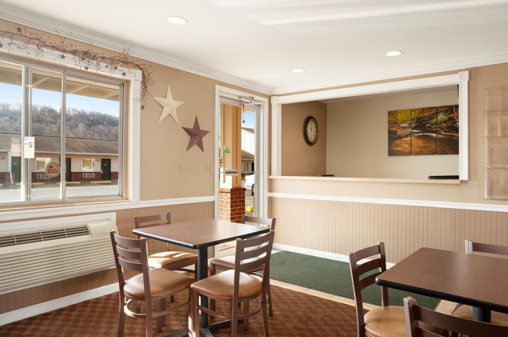 Super 8 by Wyndham Mifflinville Near Bloomsburg