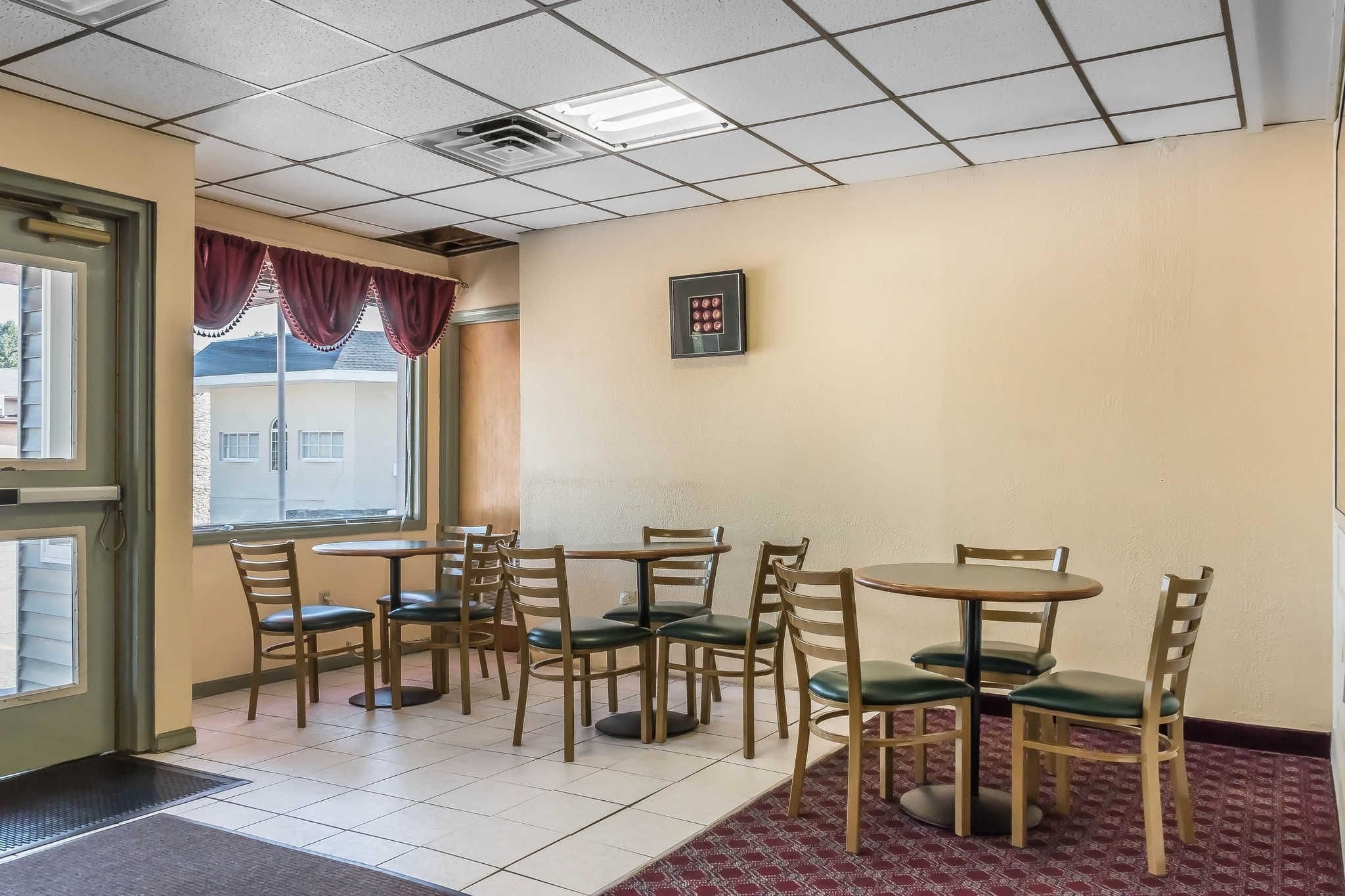 Econo Lodge Airport