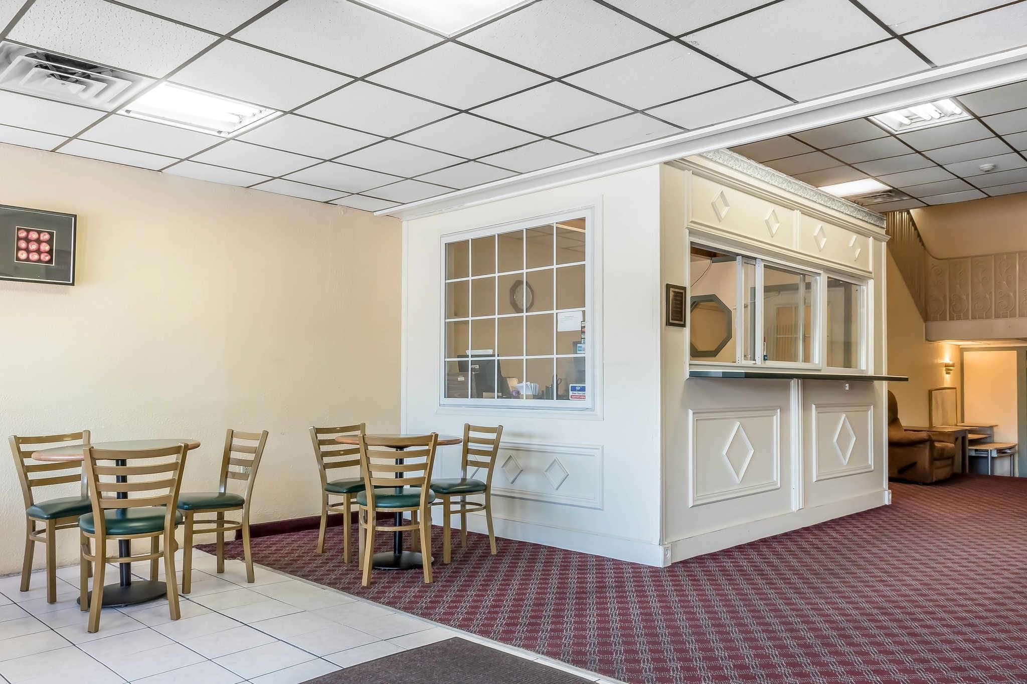 Econo Lodge Airport