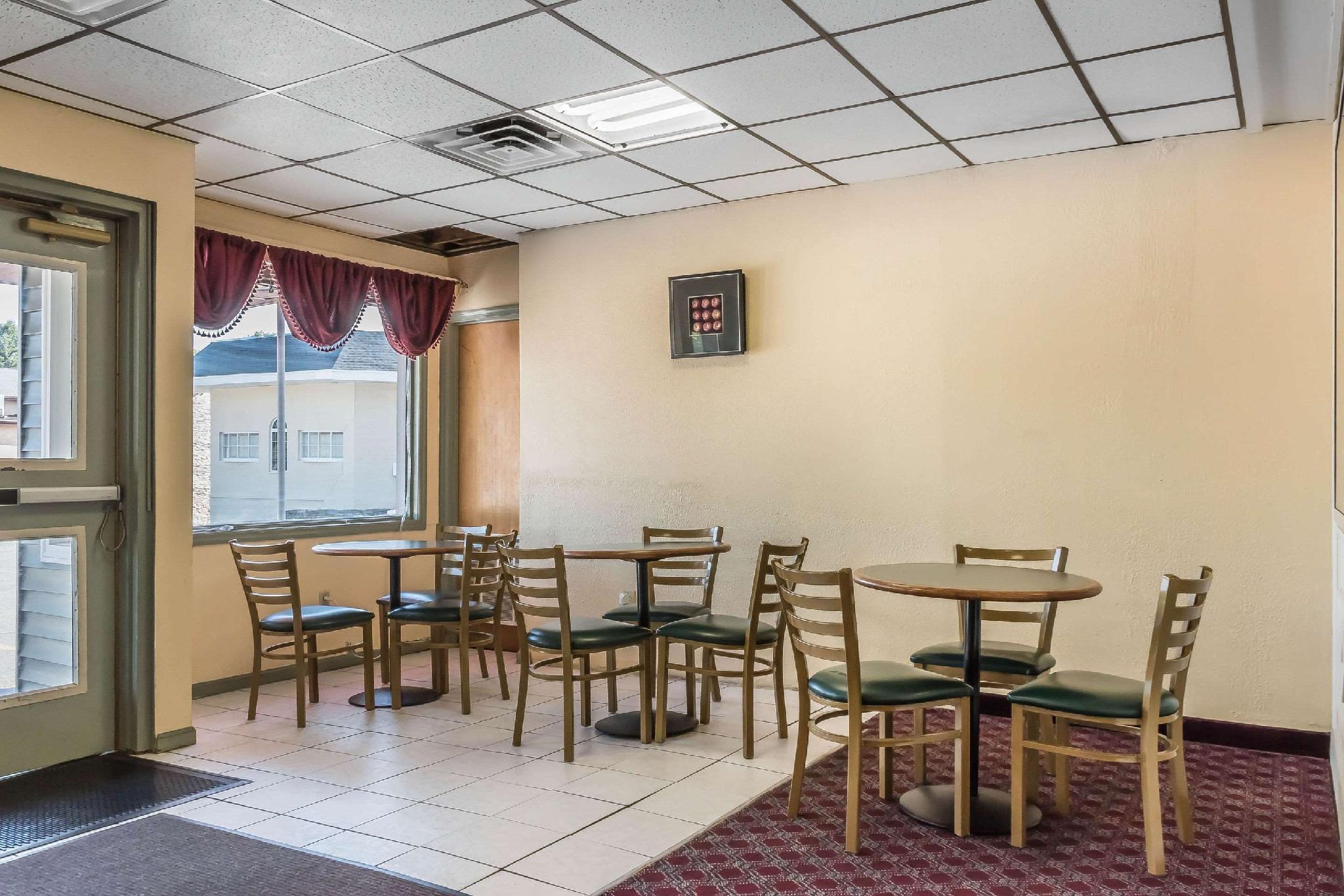 Econo Lodge Airport
