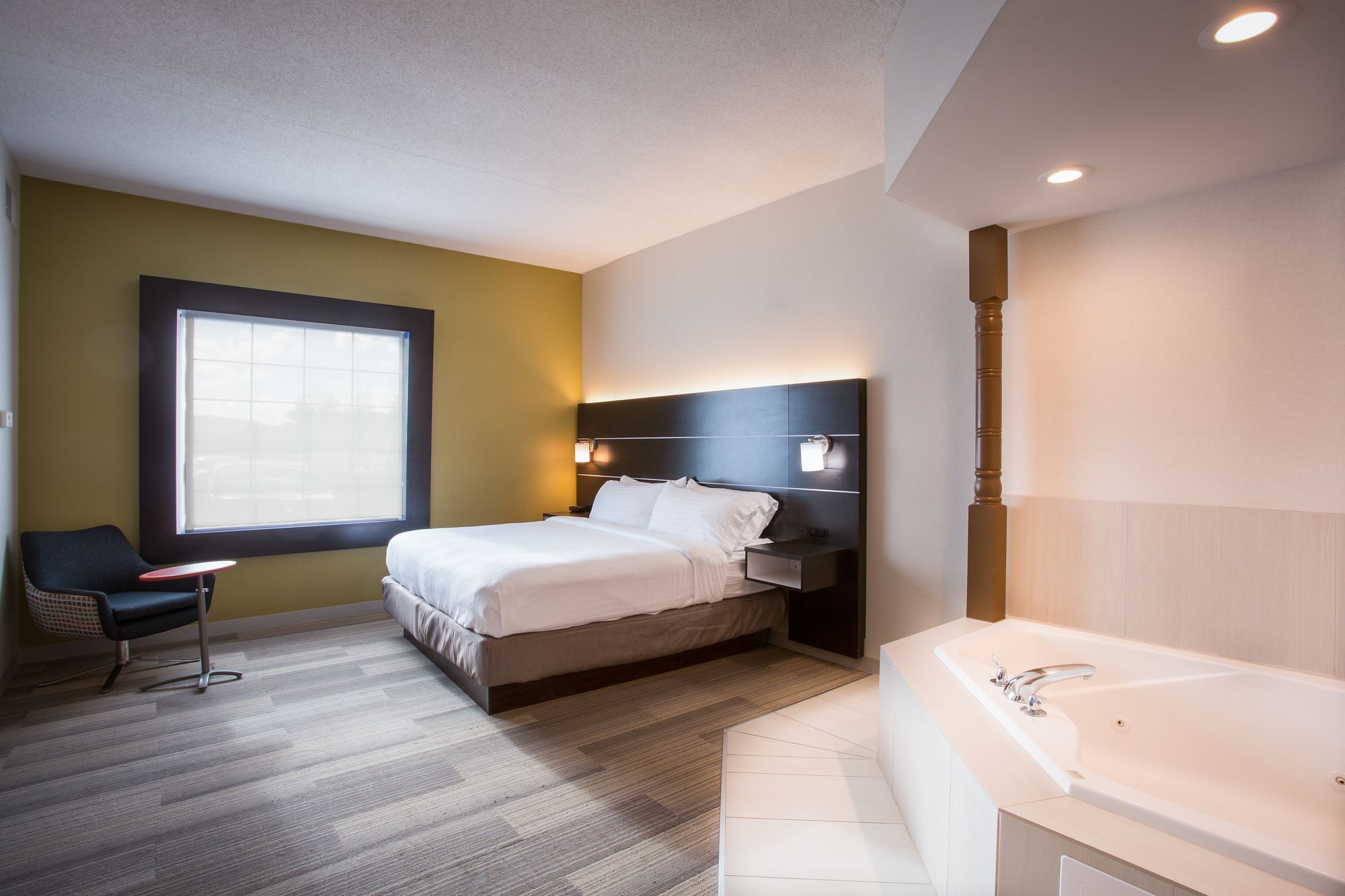 Holiday Inn Express & Suites Reading