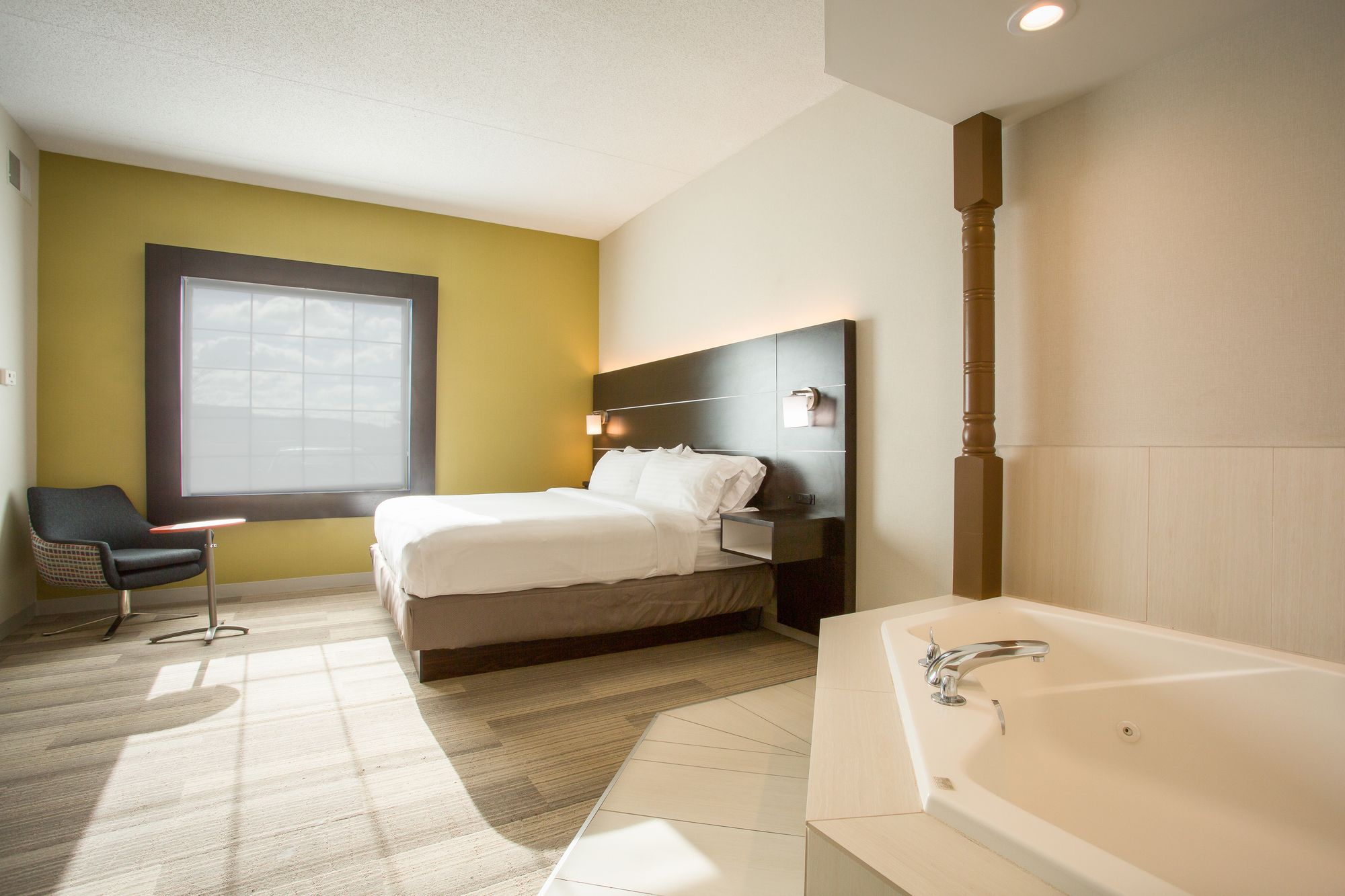 Holiday Inn Express & Suites Reading