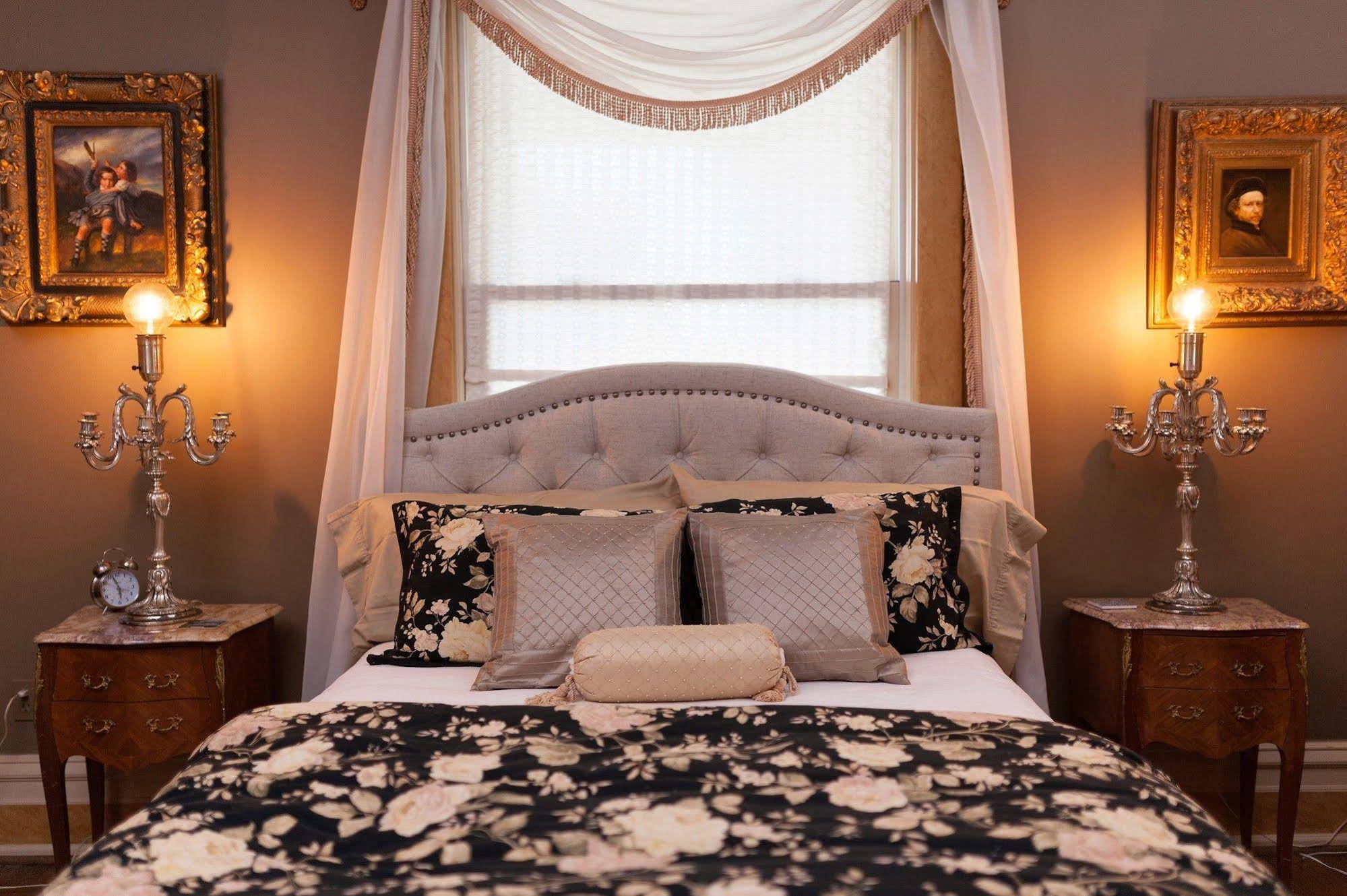 South Broadway Manor Bed & Breakfast