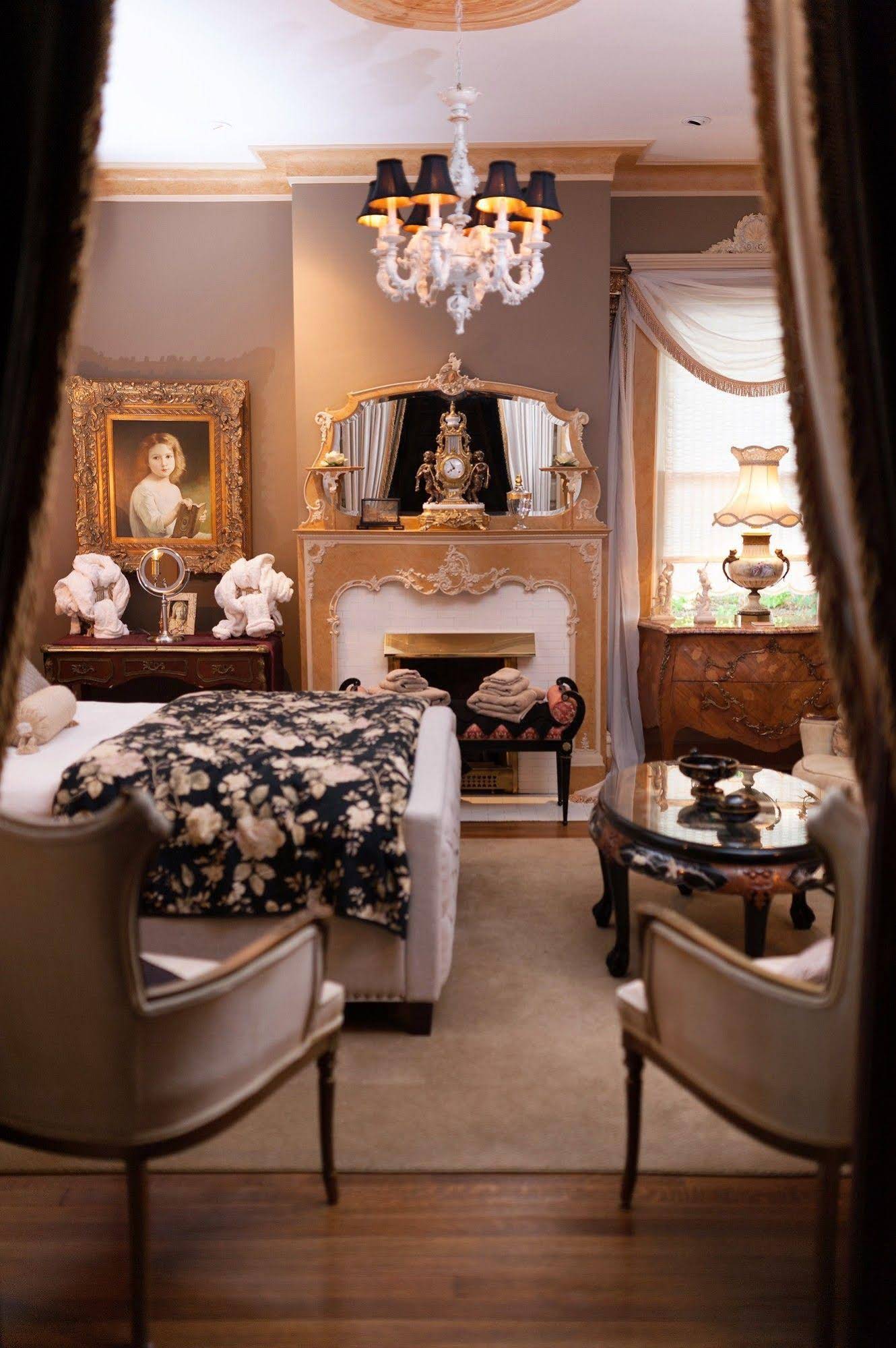 South Broadway Manor Bed & Breakfast