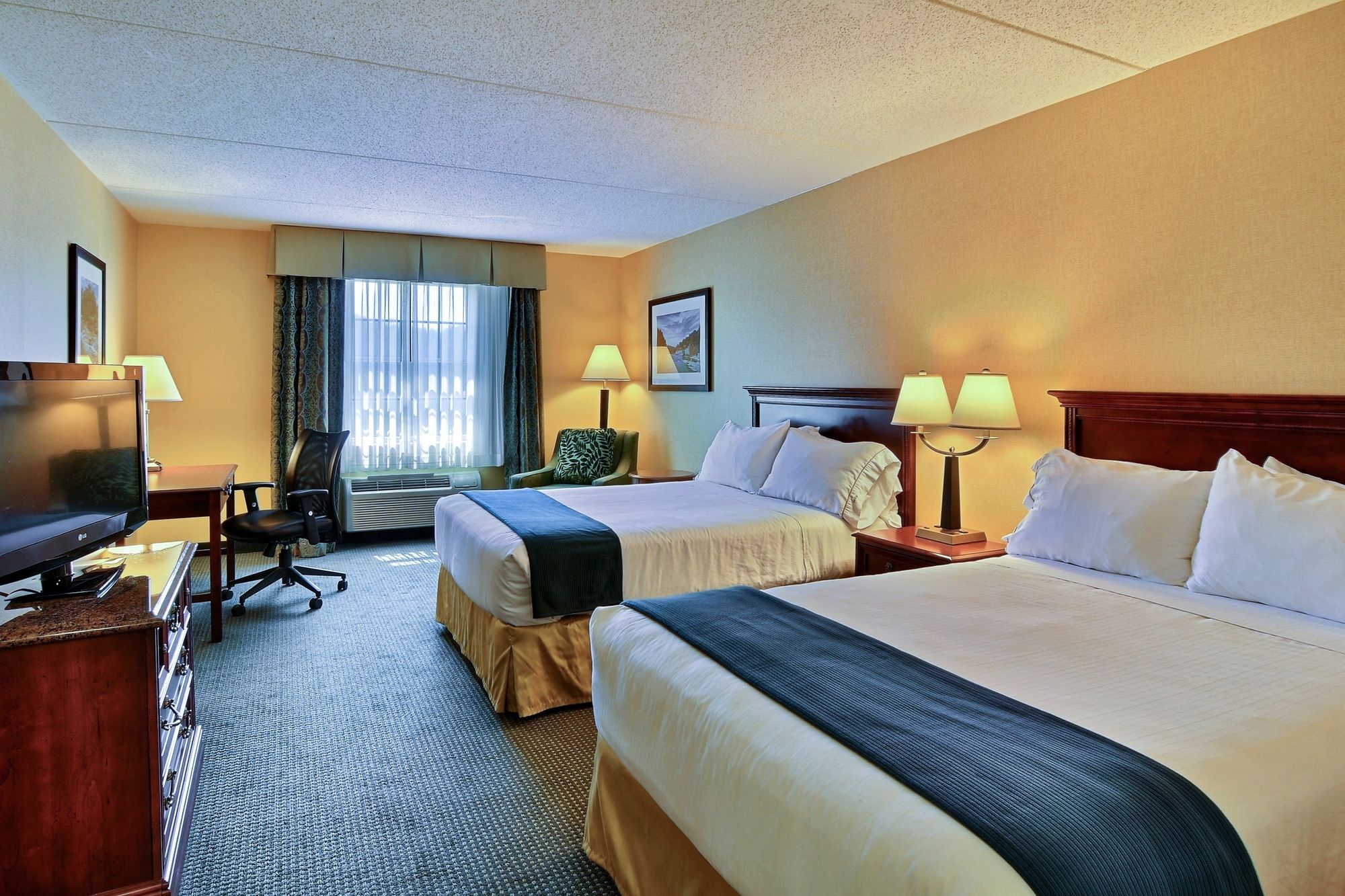 Holiday Inn Express State College @Williamsburg Square