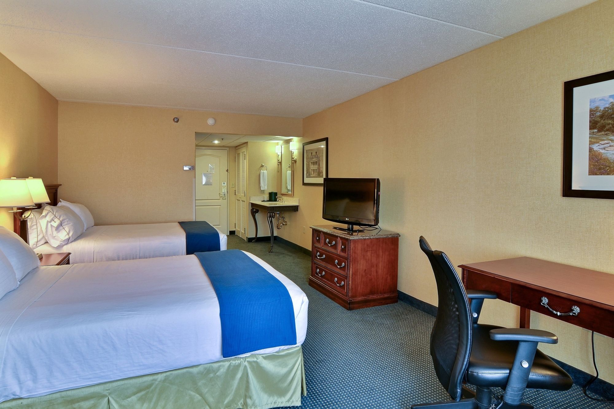 Holiday Inn Express State College @Williamsburg Square