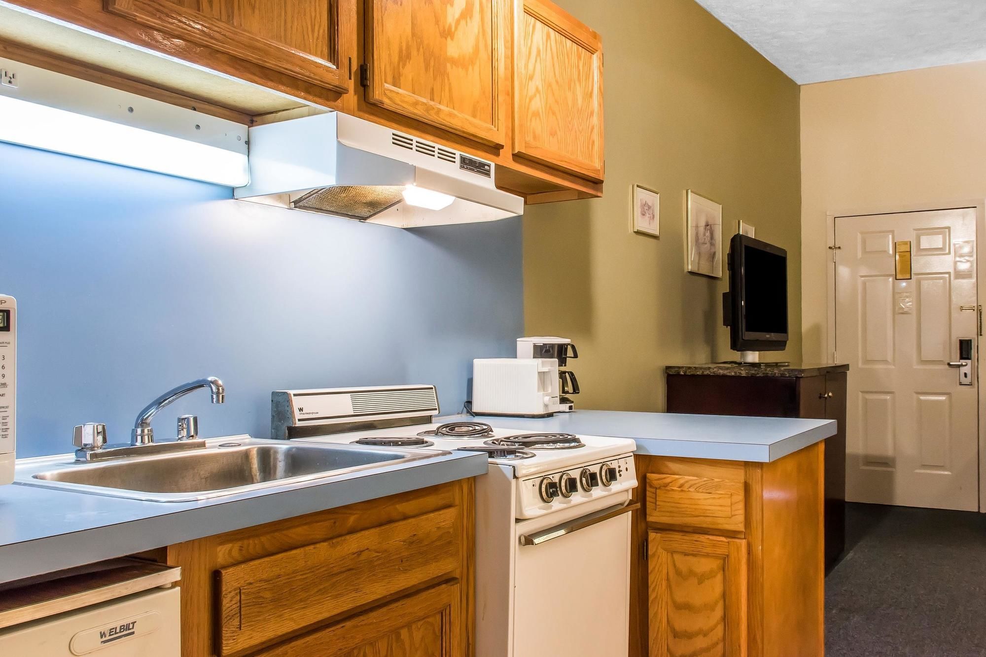 Econo Lodge Inn & Suites