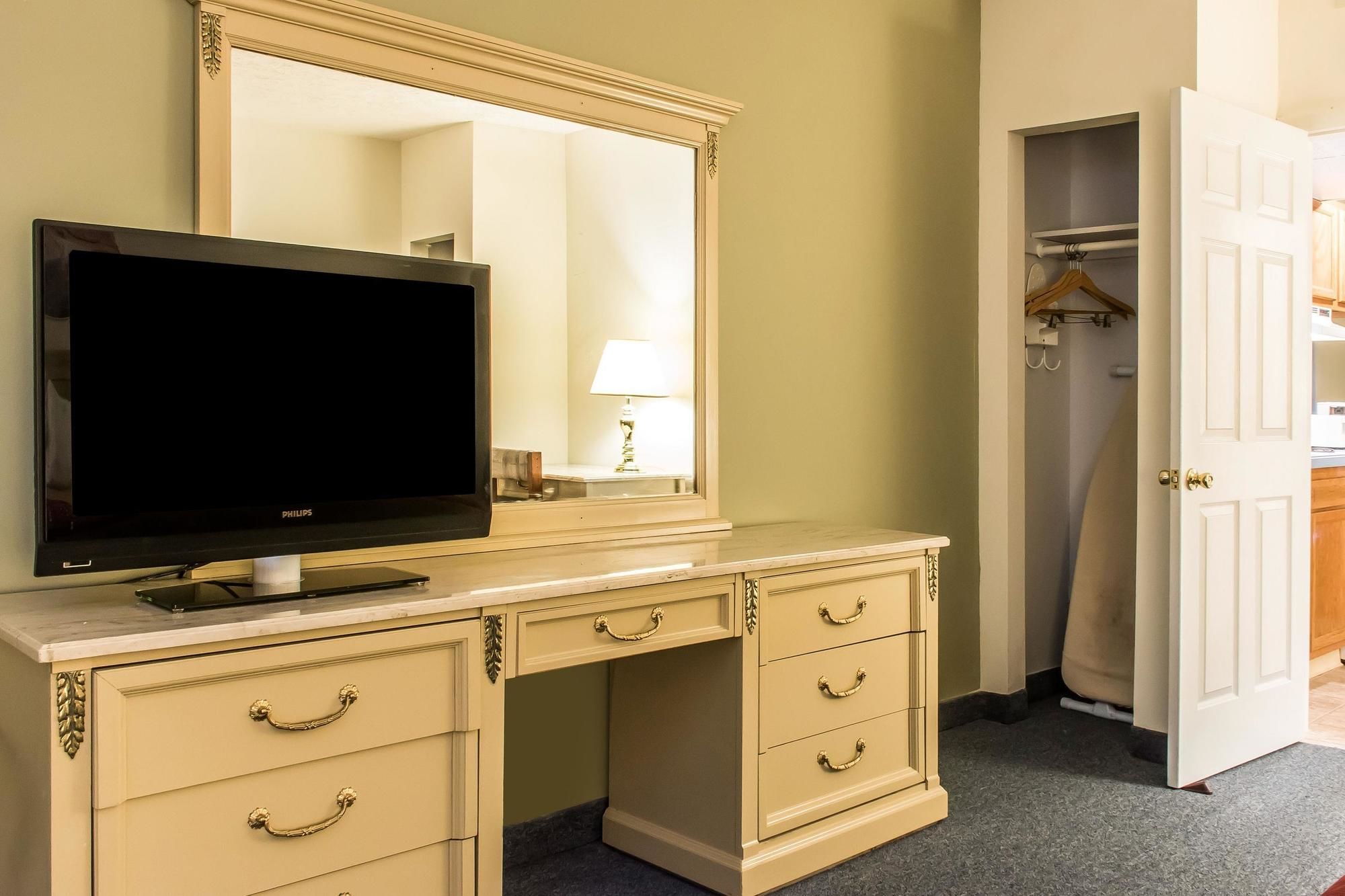 Econo Lodge Inn & Suites