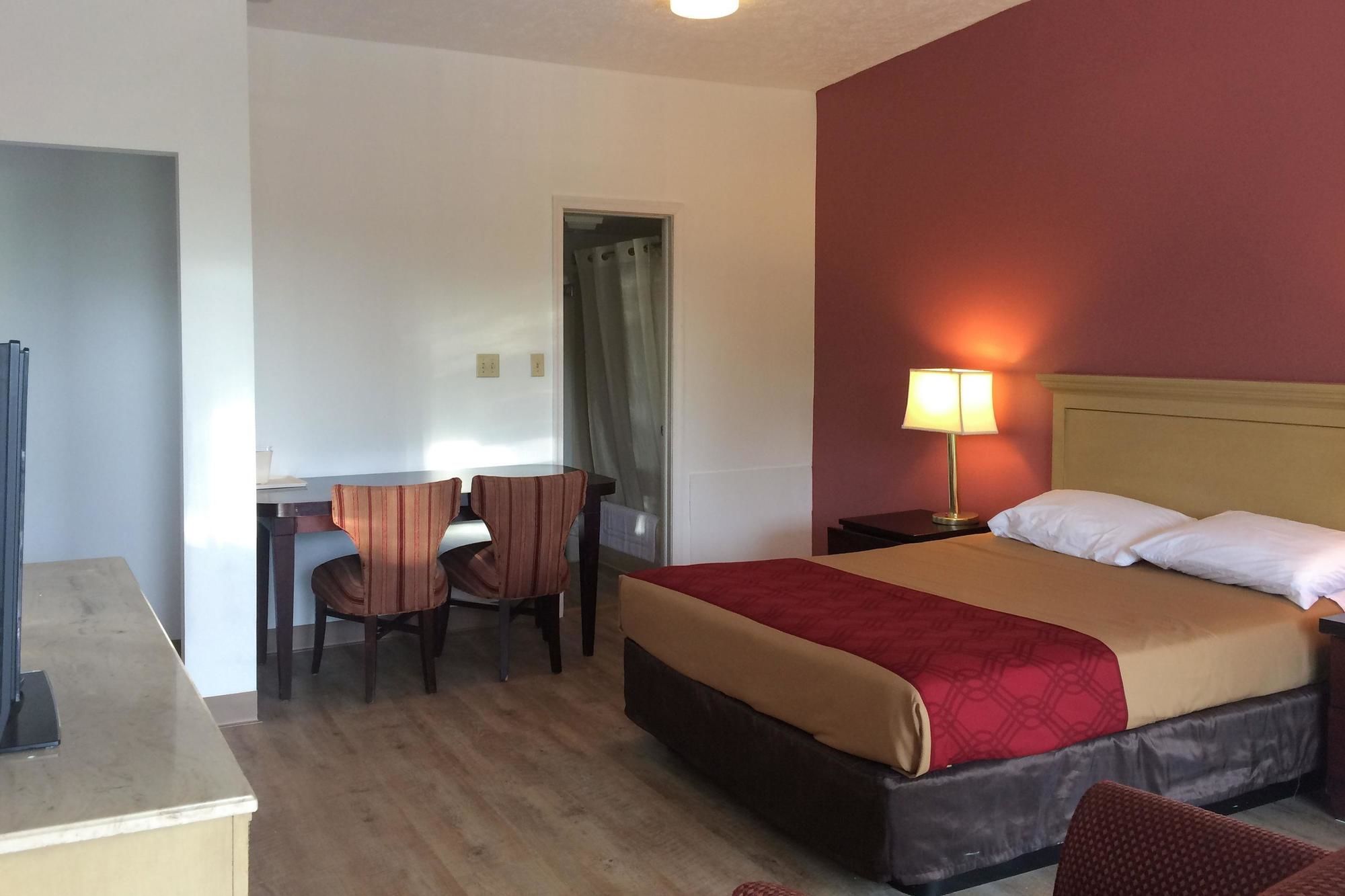 Econo Lodge Inn & Suites