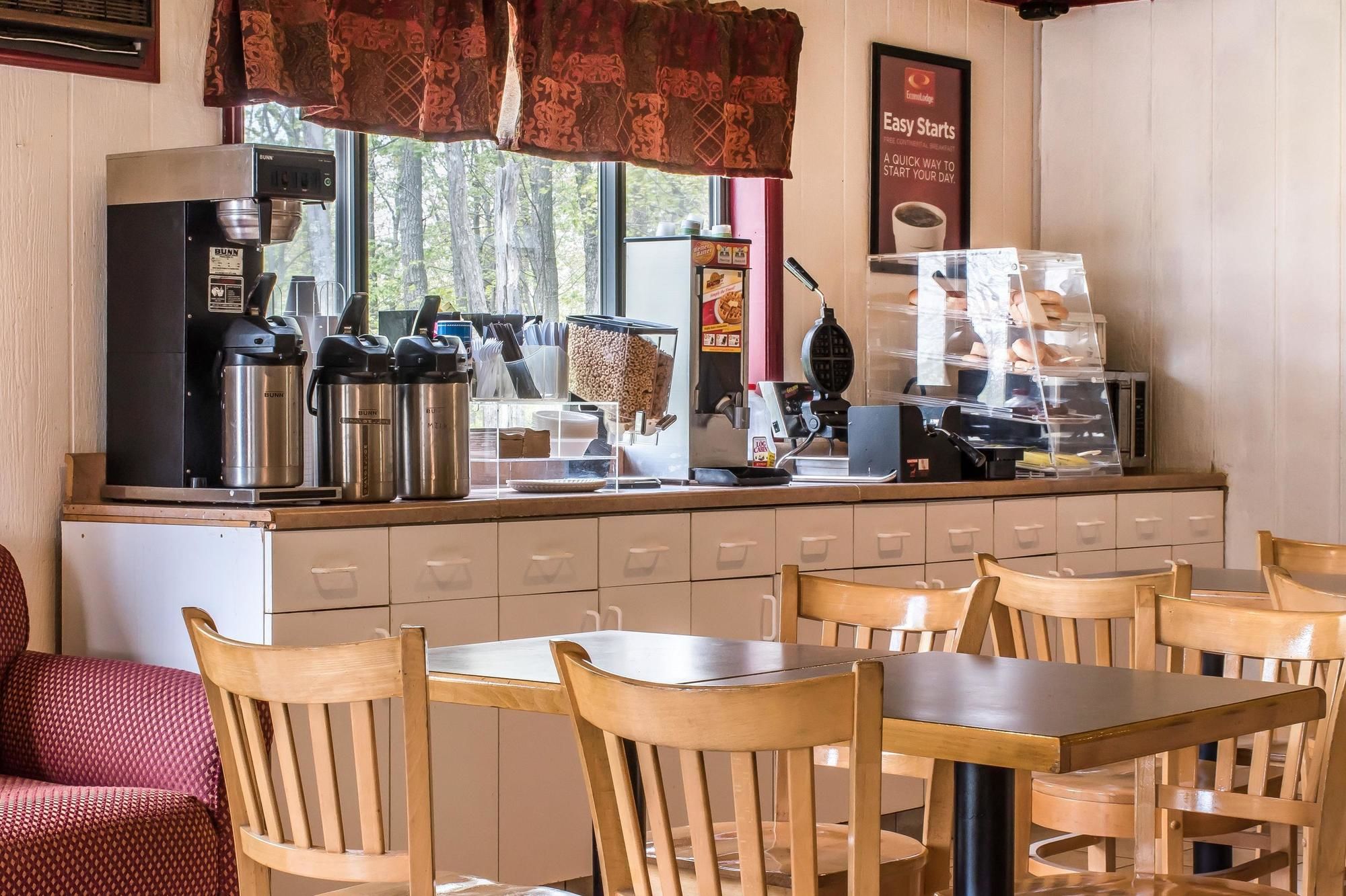Econo Lodge Inn & Suites