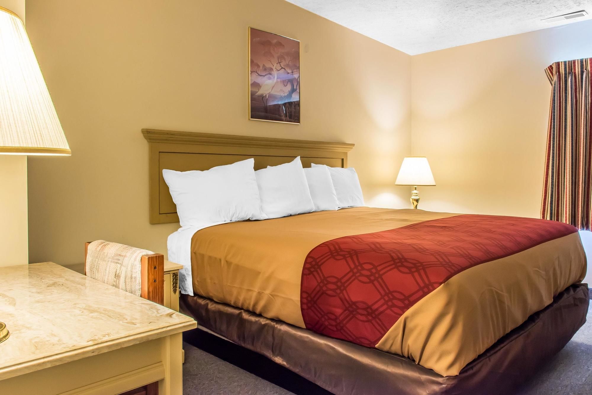 Econo Lodge Inn & Suites