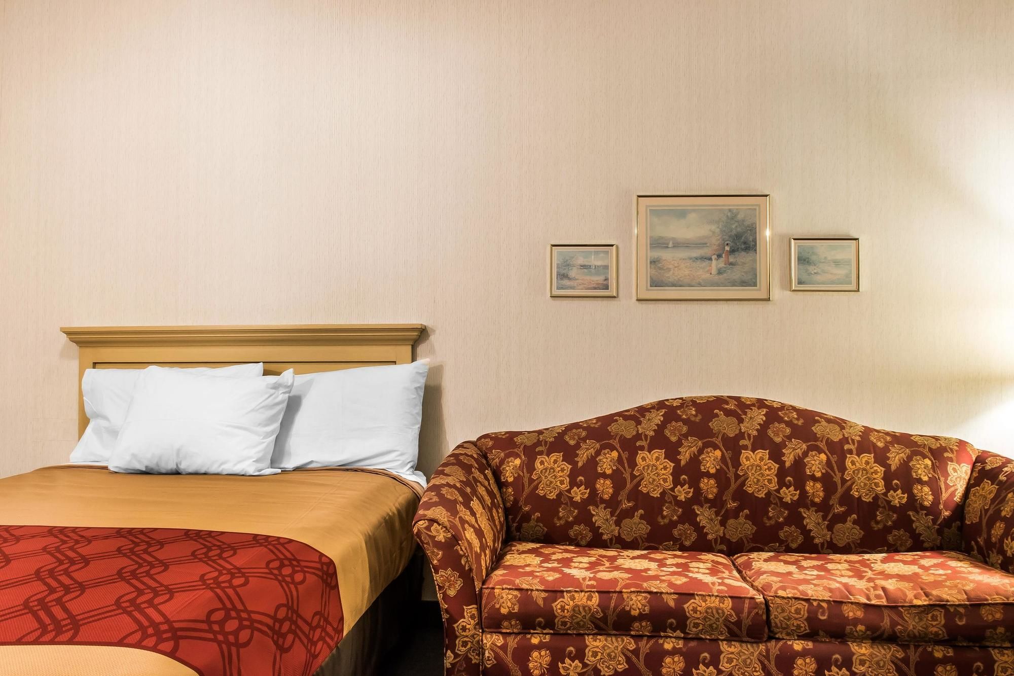 Econo Lodge Inn & Suites