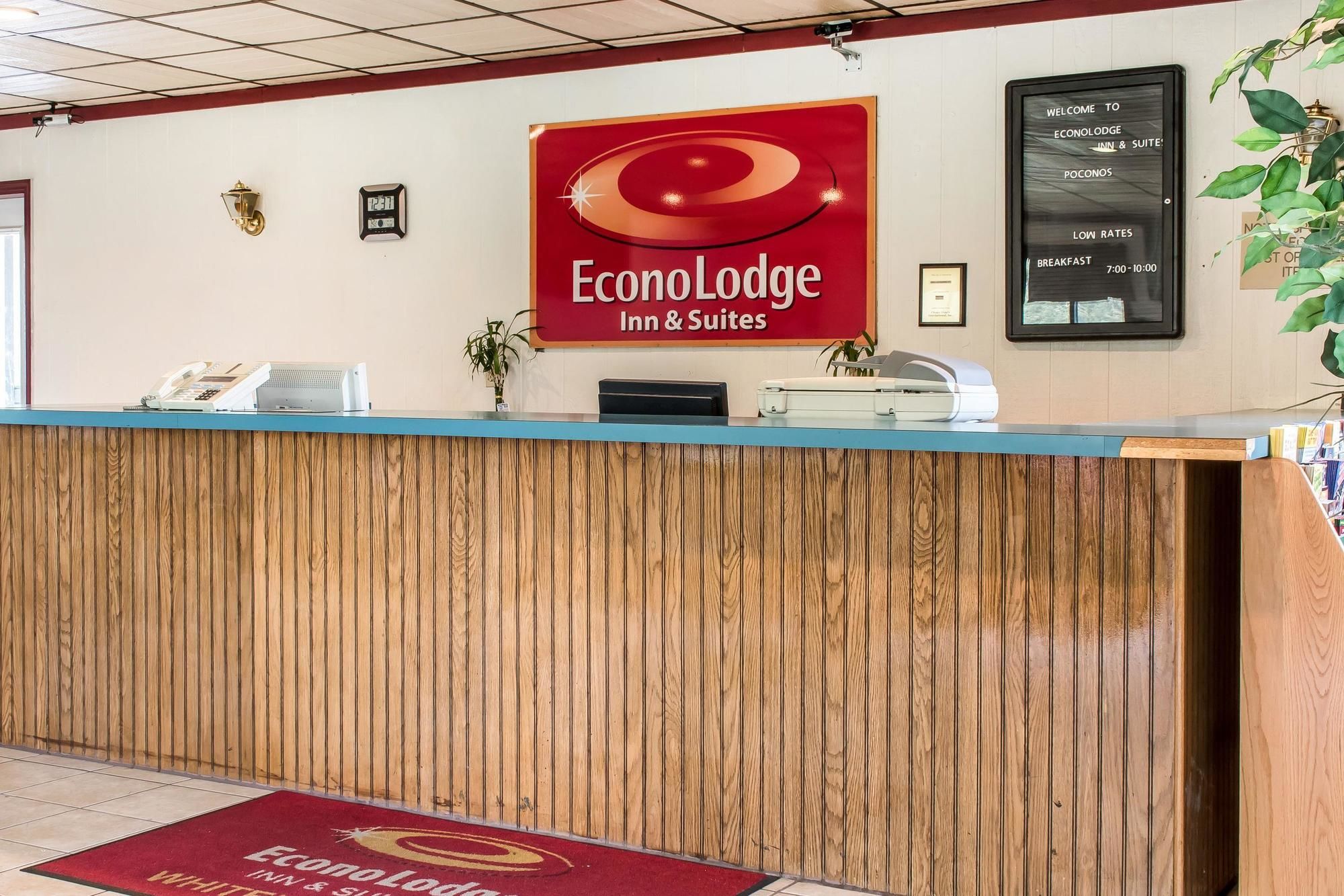 Econo Lodge Inn & Suites