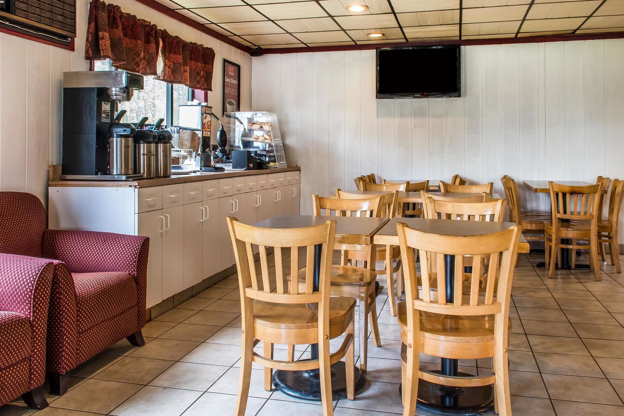 Econo Lodge Inn & Suites