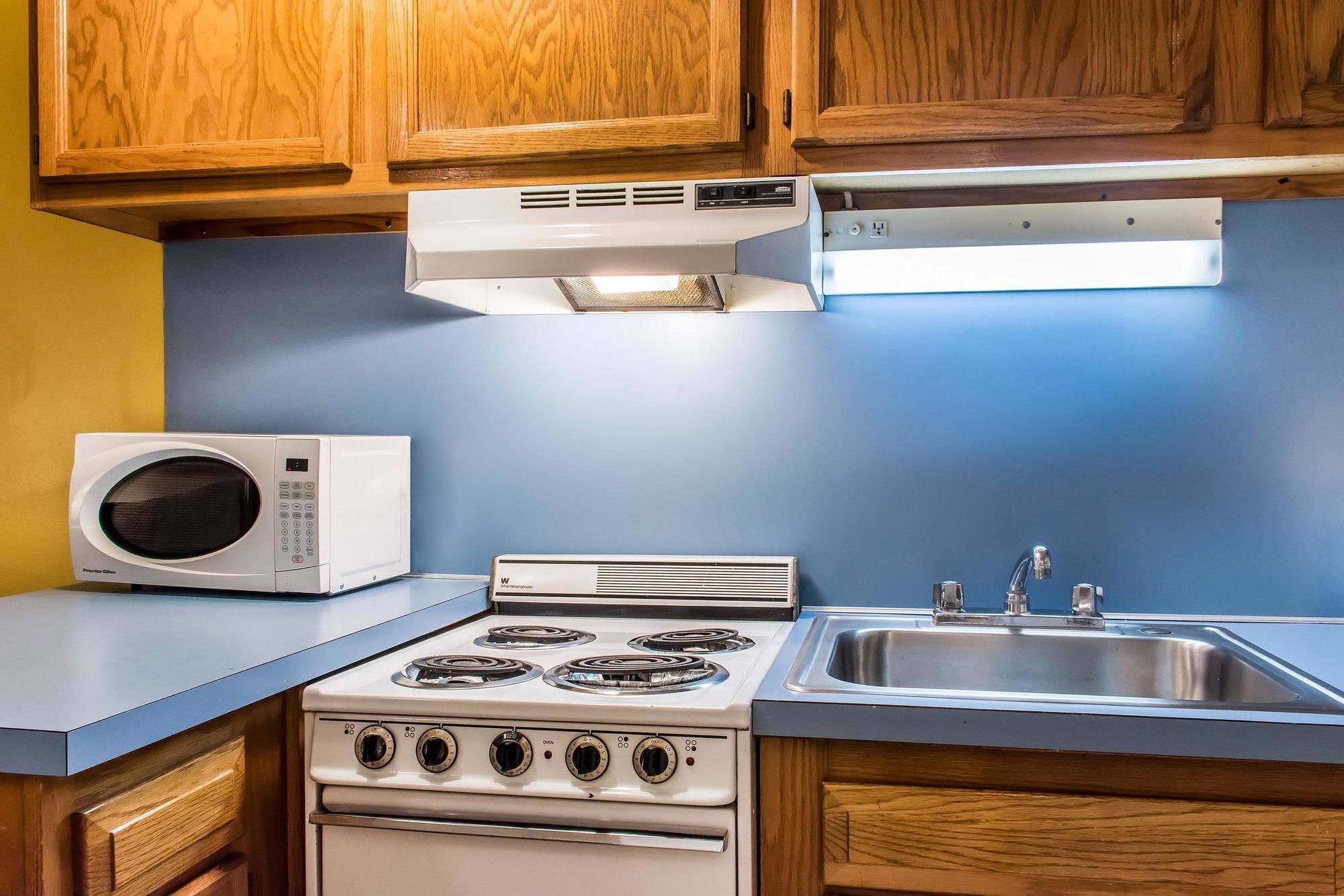 Econo Lodge Inn & Suites
