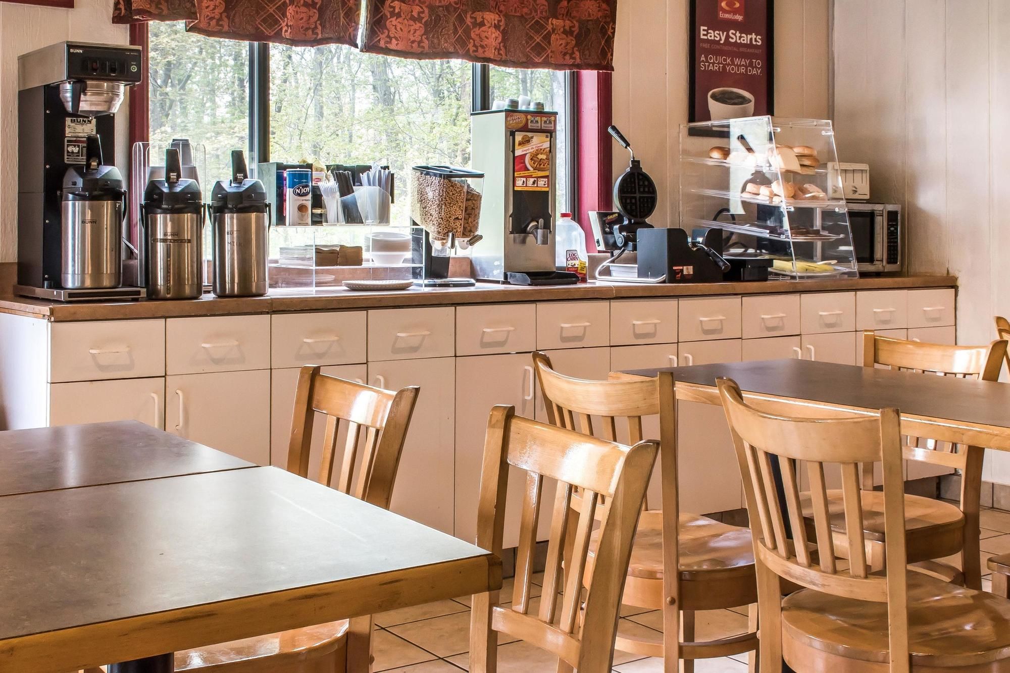 Econo Lodge Inn & Suites