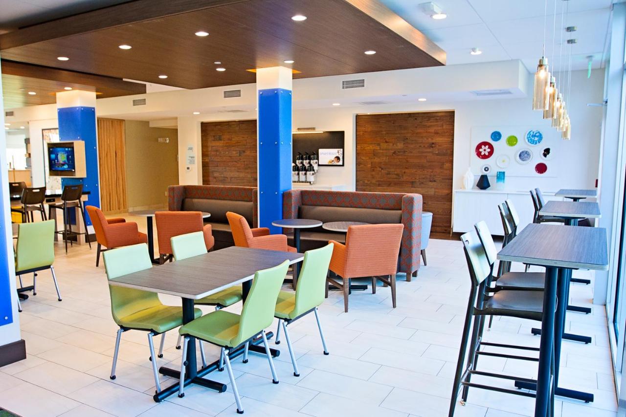 Holiday Inn Express & Suites Greenwood Mall