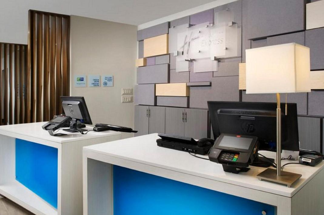 Holiday Inn Express & Suites Greenwood Mall