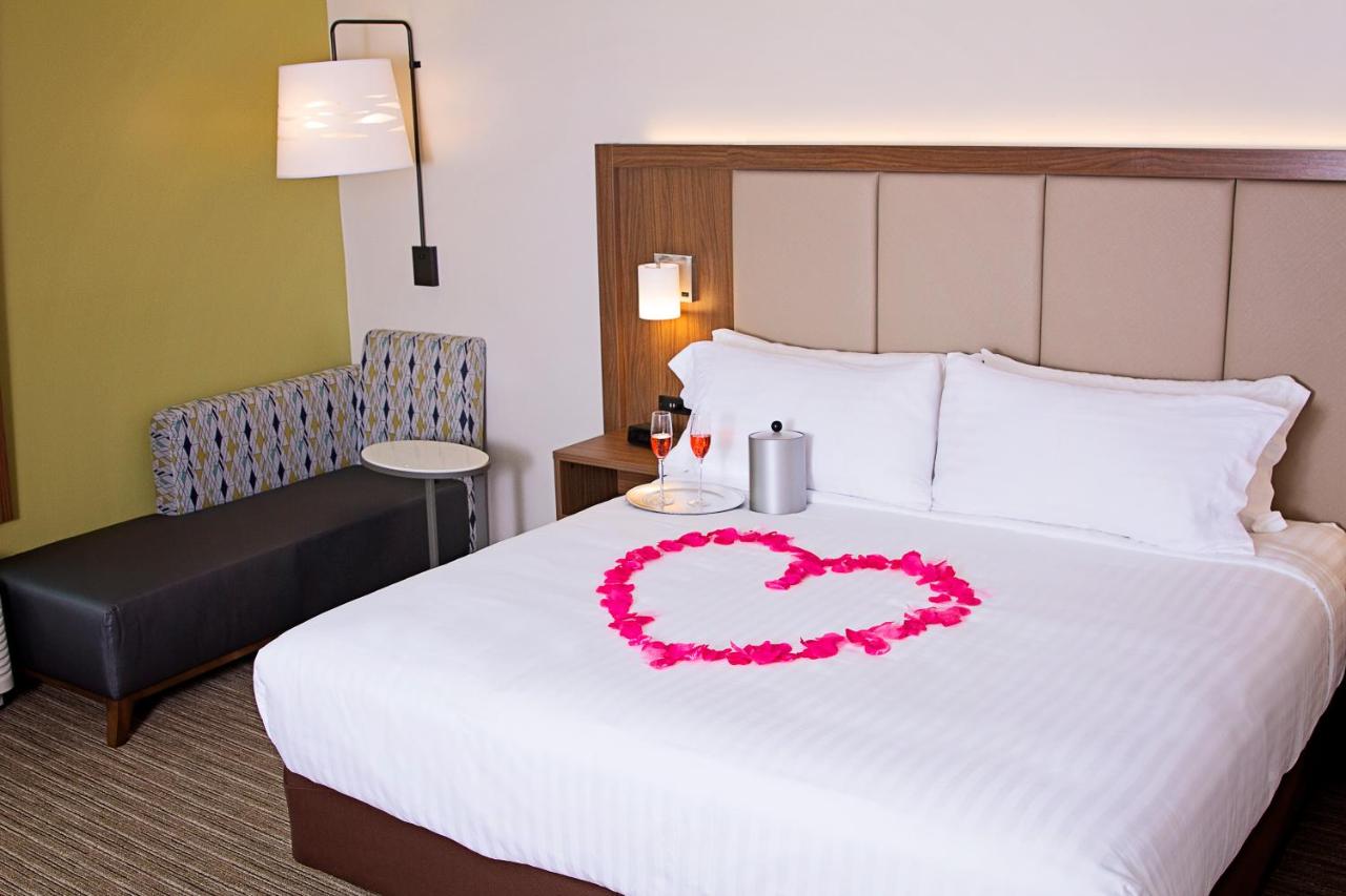 Holiday Inn Express & Suites Greenwood Mall