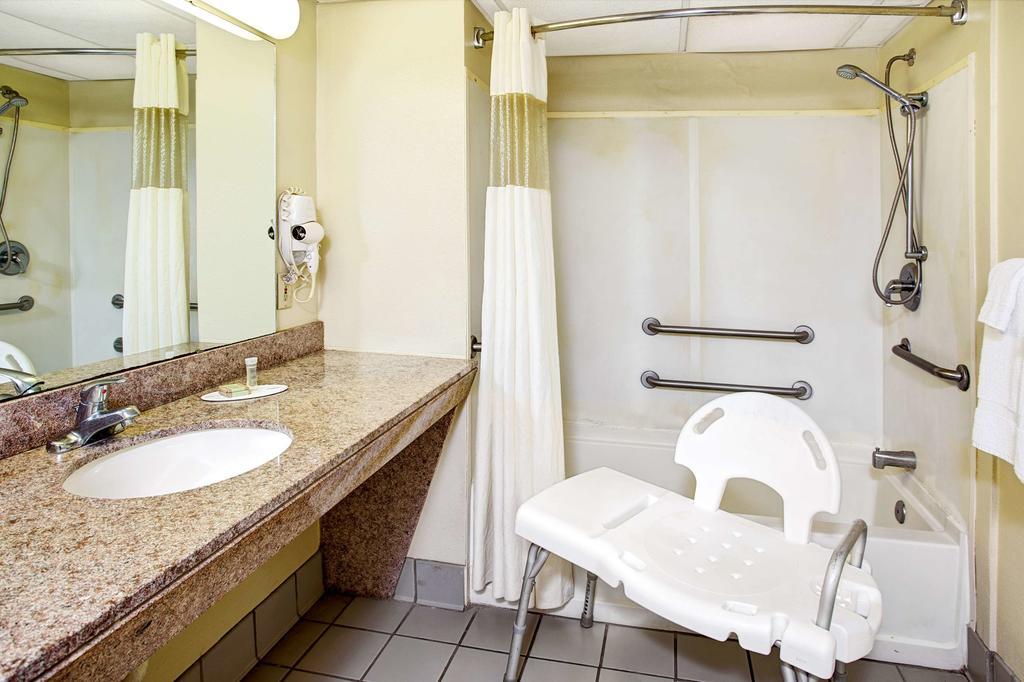 Super 8 by Wyndham Walterboro