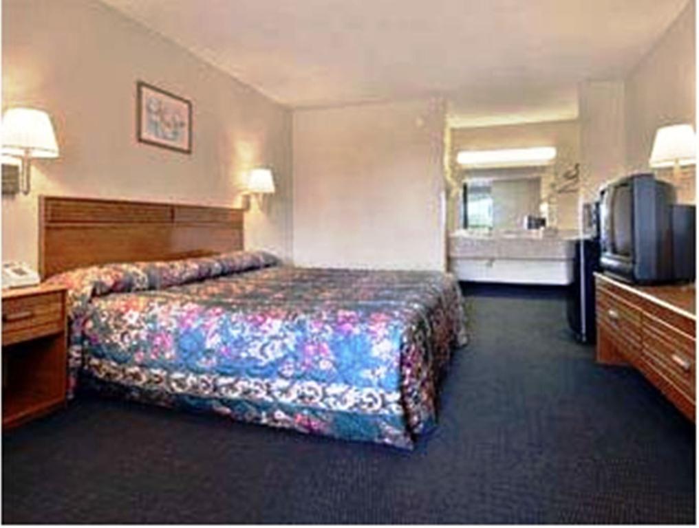 Super 8 by Wyndham Walterboro