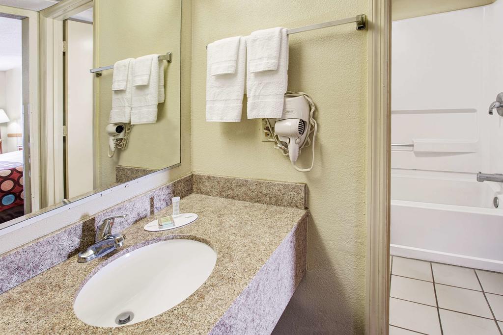 Super 8 by Wyndham Walterboro