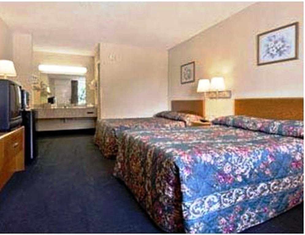 Super 8 by Wyndham Walterboro