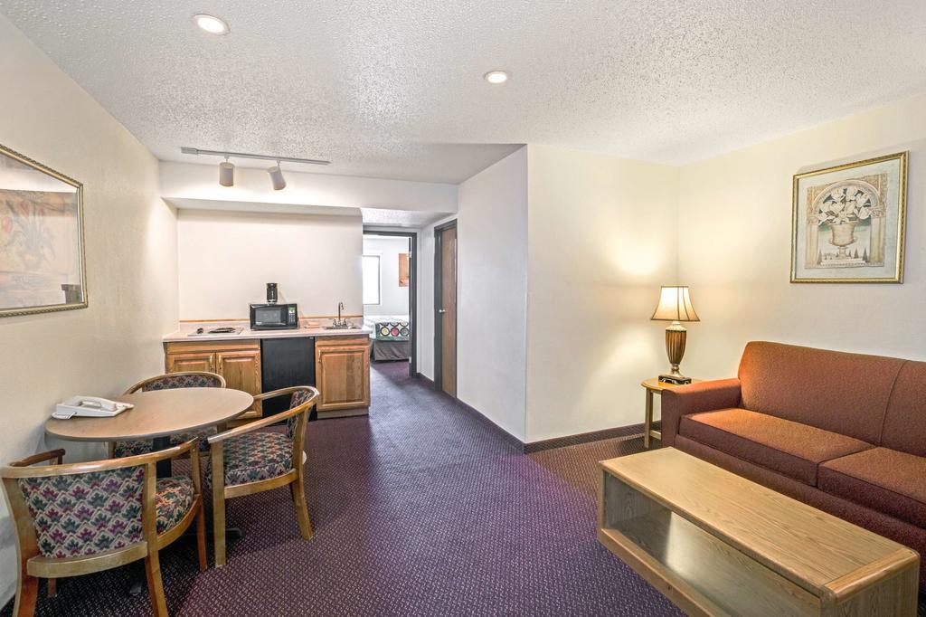 Super 8 by Wyndham Aberdeen West