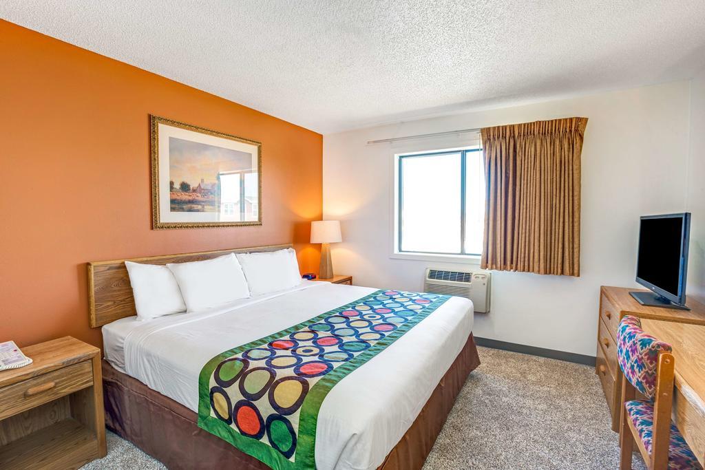 Super 8 by Wyndham Aberdeen West