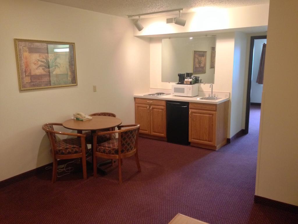 Super 8 by Wyndham Aberdeen West