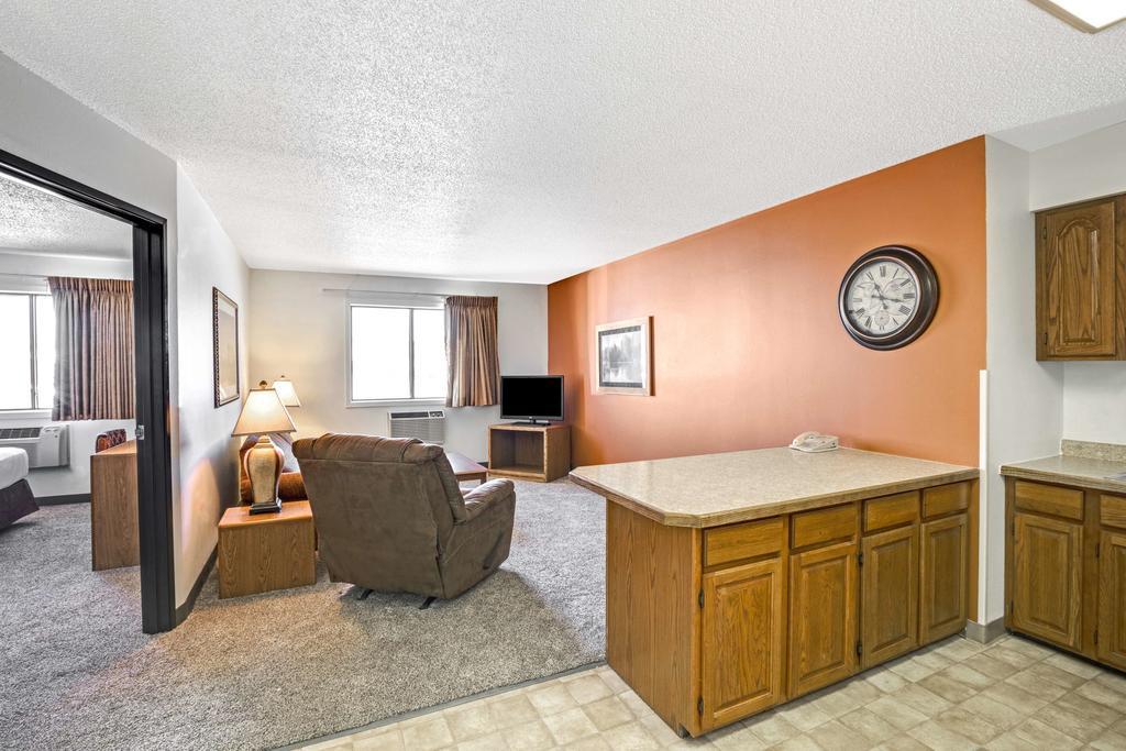 Super 8 by Wyndham Aberdeen West
