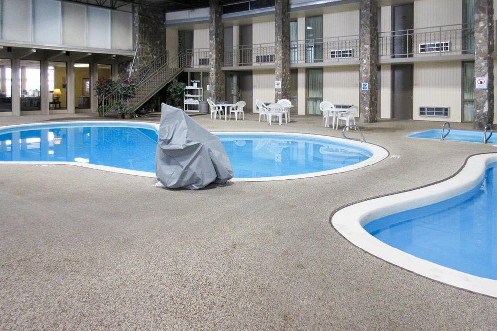Econo Lodge Inn & Suites