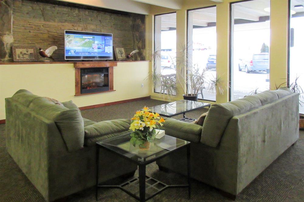 Econo Lodge Inn & Suites