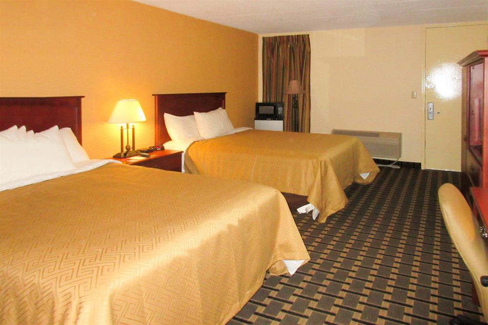 Econo Lodge Inn & Suites