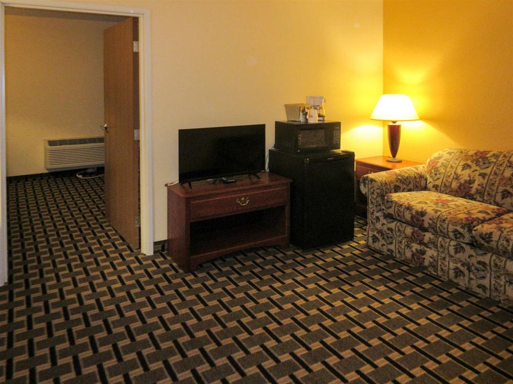 Econo Lodge Inn & Suites