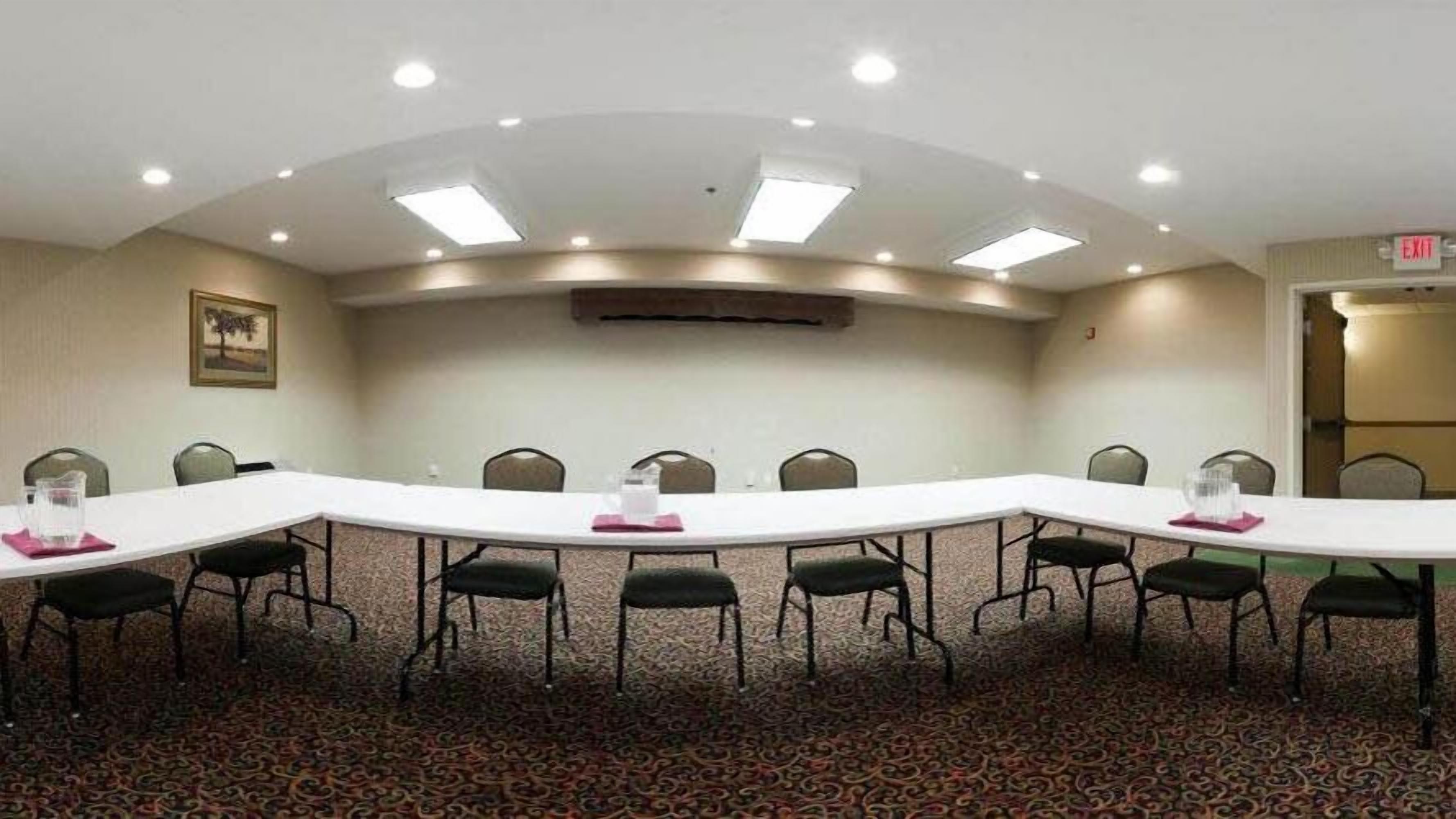 Holiday Inn Express Hotel & Suites Pierre - Fort Pierre