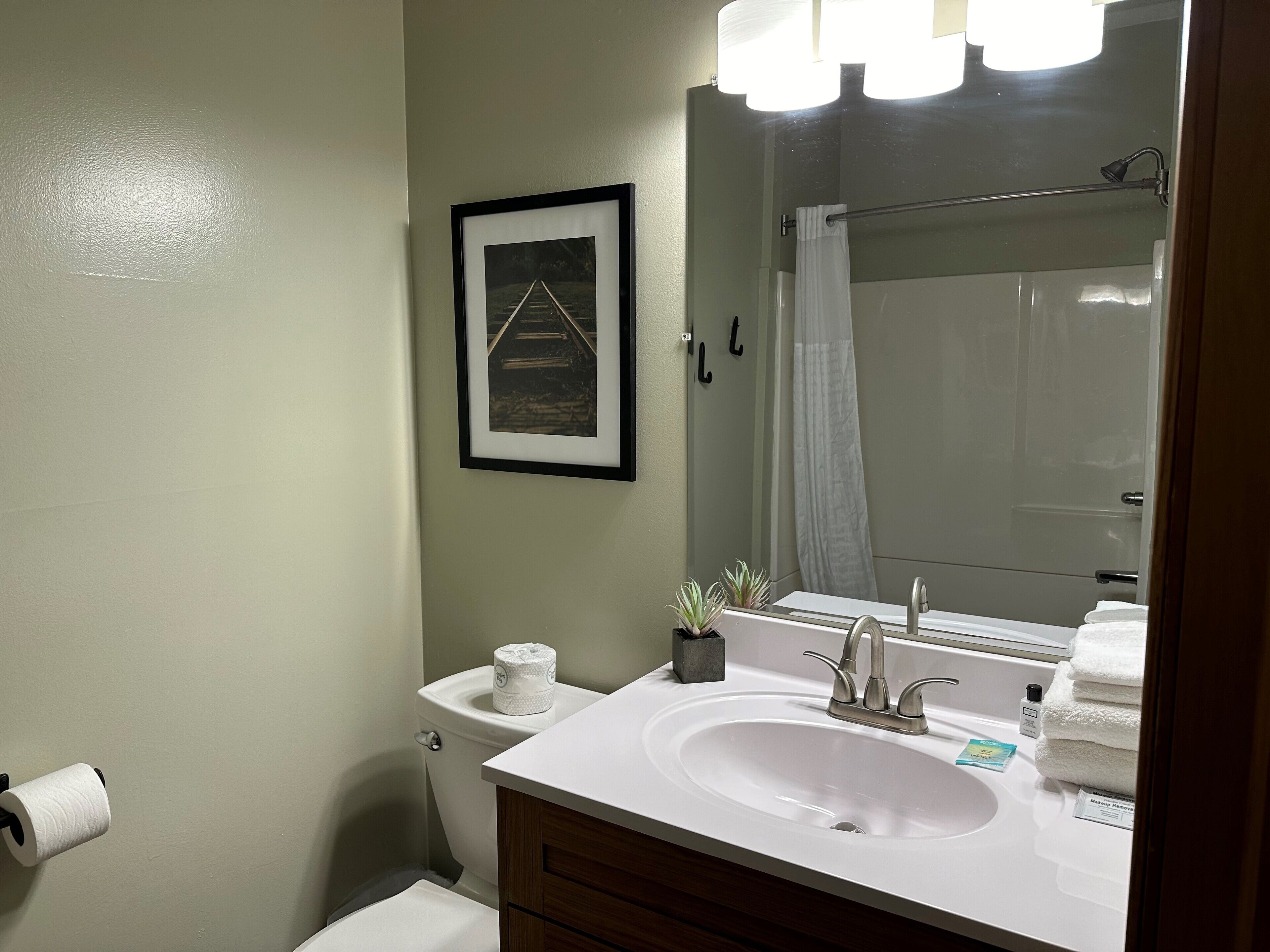 EverSpring Inn & Suites