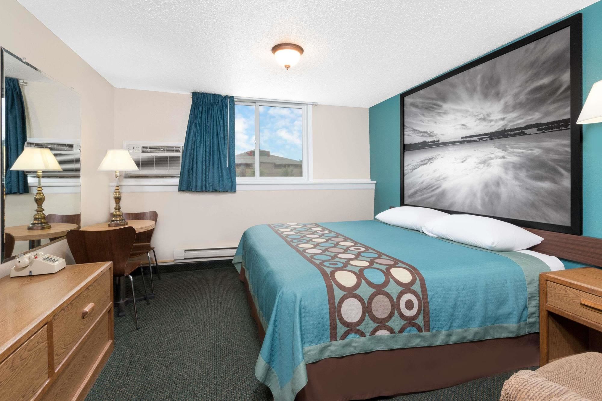 Super 8 by Wyndham Huron