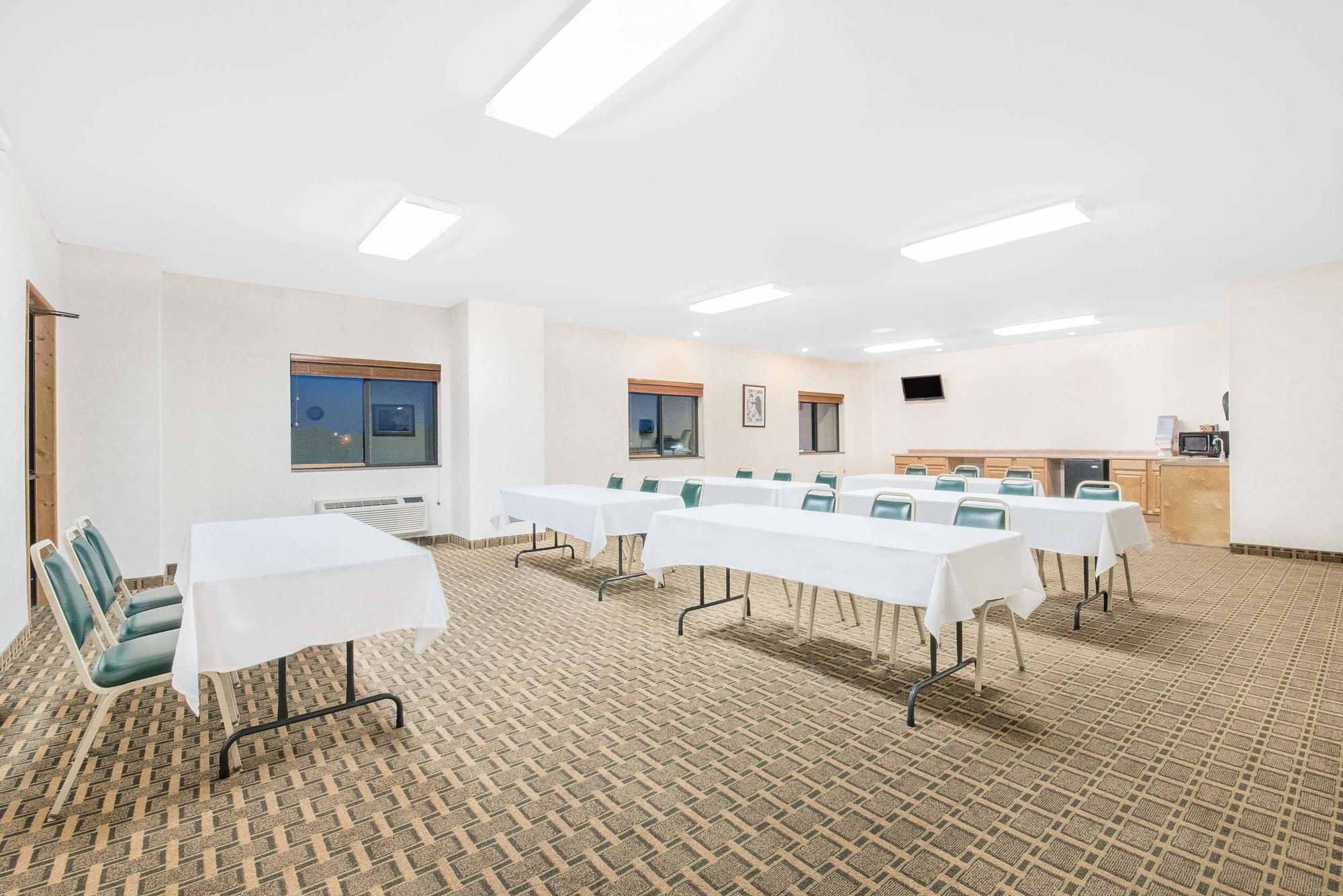 Days Inn by Wyndham Mitchell SD