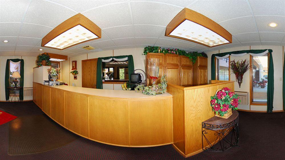 Econo Lodge Wall